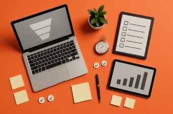 Objetos de acompanhamento de KPI, notebook com funil, tablet com barras, prancheta com checklist, cronômetro, post-its, discos com check, caneta e pequena planta.