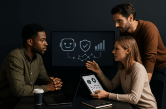 Três profissionais avaliam um painel de IA em escritório com fundo escuro. O monitor exibe ícones genéricos de assistente, escudo de segurança, gráfico de barras e um fluxo de nós. Notebook e tablet mostram dashboards sem texto. Mesa com caderno e café.
