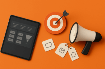Três elementos principais de marketing: tablet mostrando layout de campanha e funil abstrato sem texto, alvo circular com seta cravada ao centro e megafone moderno. Ao lado, tags e ícones minimalistas, luz suave e sombras realistas.