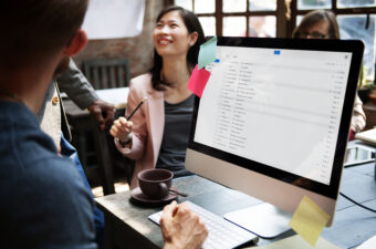 Diversos colegas de trabalho compram