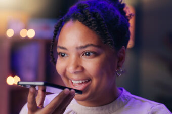 Mulher, noite e falando no celular para nota de voz, gravação e alto-falante ou microfone no aplicativo online em ho.