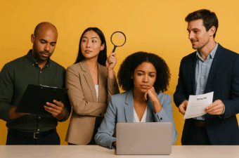 Grupo de pessoas discutindo sobre procura de emprego