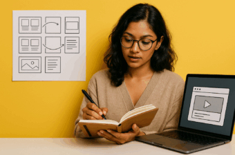 pessoa escrevendo em um caderno com um laptop ao lado