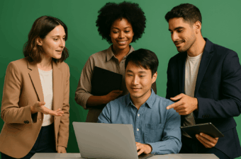 Grupo discutindo a experiência do cliente
