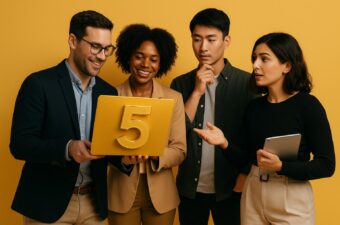 quatro pessoas analisando um tablet com número 5 em destaque