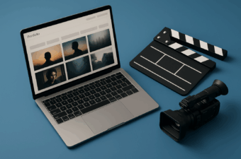 laptop com portfólio e câmera de vídeo