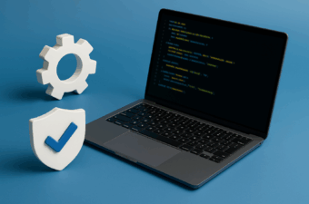 Laptop com código e ícones de segurança e configuração