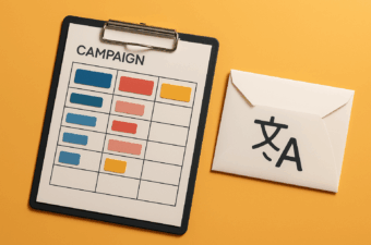 Planilha de campanha e envelope em fundo laranja