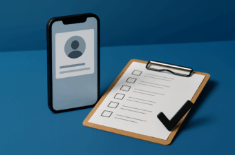 smartphone e prancheta com lista de verificação