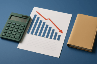 calculadora e gráfico em papel com queda nas finanças