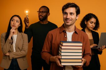 Grupo de pessoas refletindo sobre criatividade com livros e uma lâmpada.