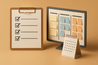 organização de home office com clipboard e post-its