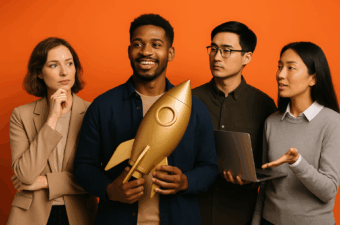 Quatro pessoas discutindo empreendedorismo com um foguete dourado.