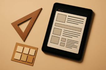 Dispositivos e elementos de design de layouts sobre uma superfície de papel.