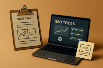 laptop com ferramentas de SEO e quadro de rascunho de blog