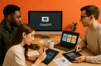 Três profissionais avaliam um painel de assistente conversacional em escritório. O monitor mostra um chat, o laptop exibe cartões de campanha; dois tablets apresentam fluxos e métricas. Mesa com caderno, caneca e planta.