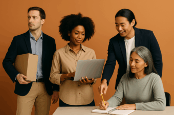 quatro pessoas em ambiente de trabalho colaborativo