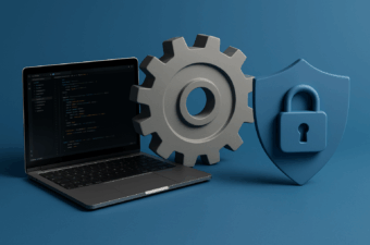 Laptop com código, engrenagem e escudo de segurança.