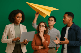 Grupo discutindo ideias com um avião de papel amarelo
