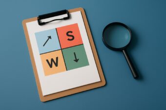 Quadro com análise SWOT e lupa ao lado