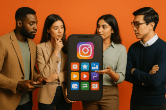 Grupo de pessoas analisando aplicativo de redes sociais.