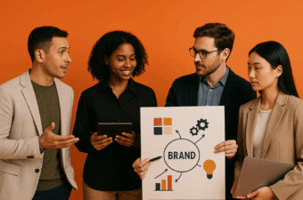 Grupo de pessoas discutindo sobre branding com cartaz.