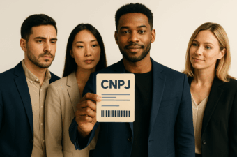 Grupo de pessoas segurando cartão CNPJ