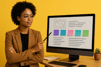 Mulher em frente ao computador apresentando informações