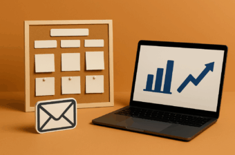 laptop, quadro de avisos e ícone de email