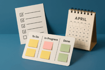 Materiais de escritório com anotações e calendário