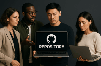 Grupo discutindo sobre GitHub com laptops.