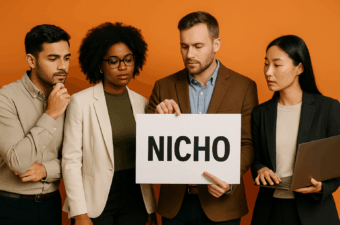 quatro pessoas analisando um cartel com a palavra nicho