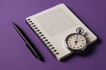 bloco de notas, caneta e cronômetro sobre fundo roxo