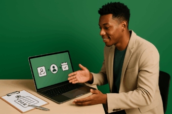 Homem apresentando um laptop com ícones de onboarding.