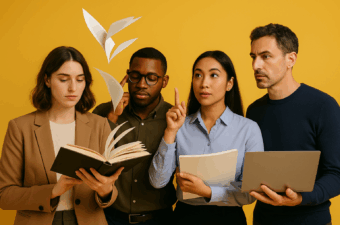 Grupo de pessoas analisando livros e materiais de estudo.