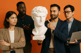 Grupo de profissionais discutindo sobre ego diante de uma escultura.