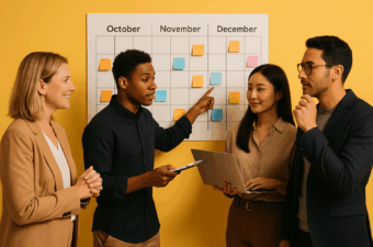 Reunião de equipe com quadro de planejamento.