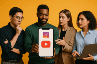 quatro pessoas conversando sobre redes sociais com smartphone