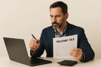 Homem concentrado preparando declaração de imposto de renda
