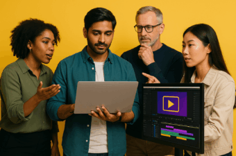 Grupo de pessoas discutindo sobre um projeto em laptop.