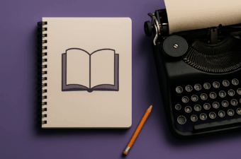 Caderno aberto ao lado de uma máquina de escrever