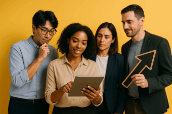 quatro pessoas analisando uma tabela em um tablet