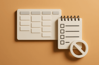 Bloco de notas e painel de controle em fundo laranja