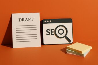 Documento rascunho e ícone de SEO em fundo laranja