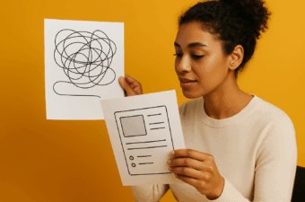 mulher segurando documentos com desenhos abstratos