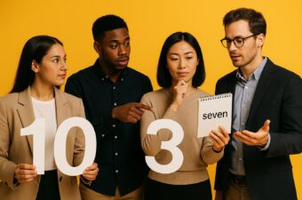 Quatro pessoas segurando números em fundo amarelo