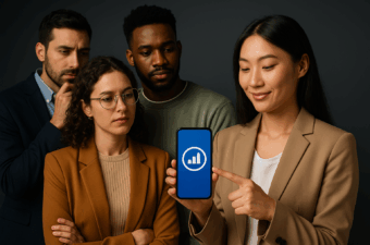 Grupo de pessoas observando gráficos em um celular.
