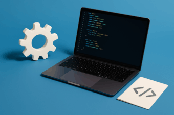 laptop com código e engrenagem ao lado