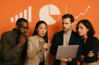 Grupo discutindo kpis de marketing digital em frente a um gráfico.