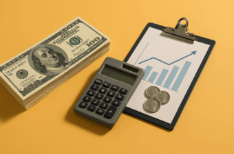 calculadora, gráficos e notas de dólar sobre fundo amarelo